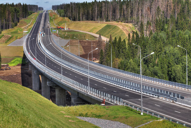 道路高速公路穿越森林 钢栈桥由钢筋混凝土支架支撑桥梁高速公路高速公路