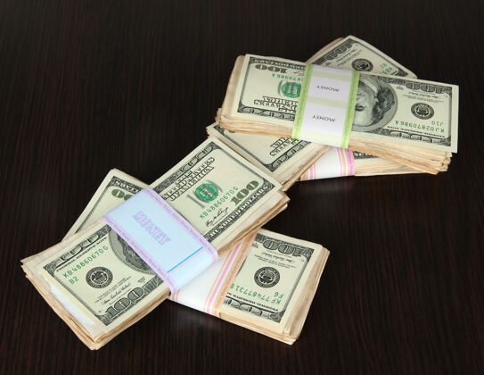 金钱木头桌子上有一堆钱储蓄信用钞票