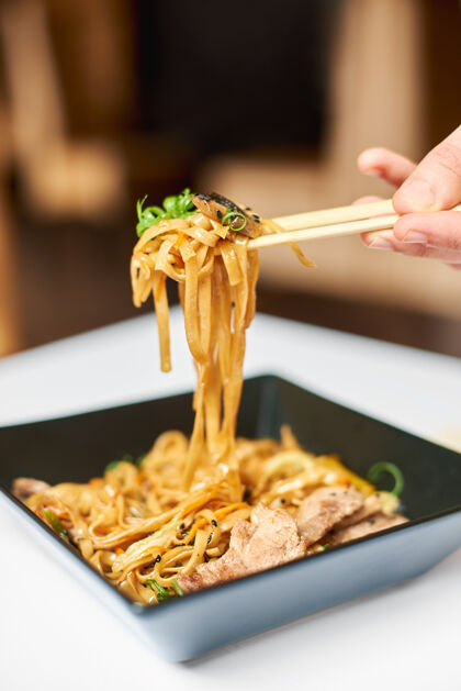 胡椒东方豪华餐厅的日本异国风味菜肴吃芝麻筷子