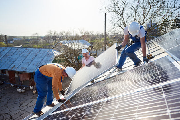 头盔在屋顶安装太阳能光伏板系统提升住宅维护