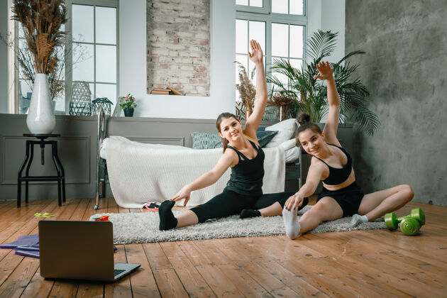适合女性年轻女性喜欢在家里运动 在线锻炼锻炼健身房女性