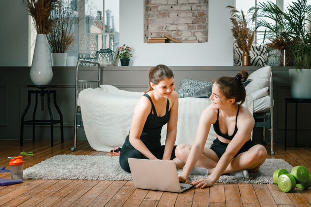 休闲年轻女性喜欢在家里运动 在线锻炼积极的能量深蹲青少年