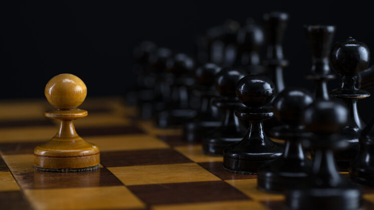 游戏一个白棋子对抗棋盘上一大群黑棋子黑暗国际象棋竞争