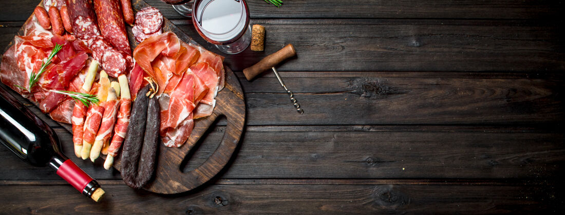 火腿安提帕斯托背景各种各种肉类小吃配红酒板切片反巴斯托