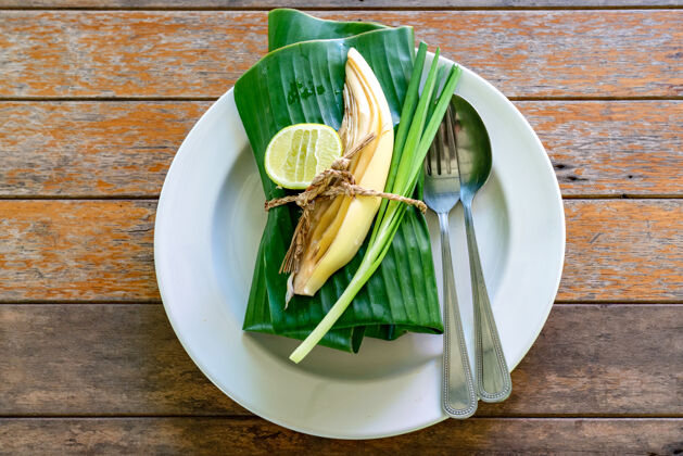 海鲜用香蕉叶包好的泰国菜在里面发球香蕉叶是泰国菜 泰国传统的虾仁炒面油炸家桌子