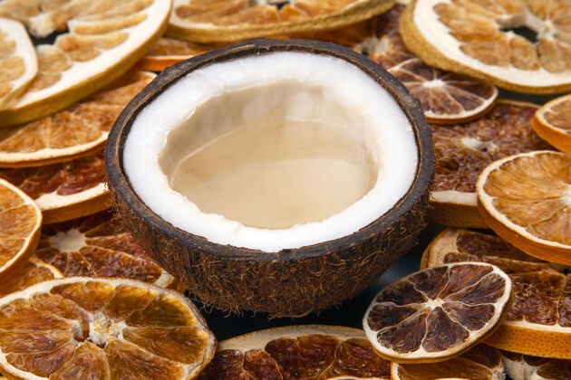 新鲜椰子配天然牛奶 以柑橘干果为背景椰子薄片切