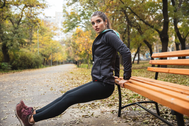 健身一位美丽的年轻女子在公园户外做运动锻炼的照片运动员白种人制造