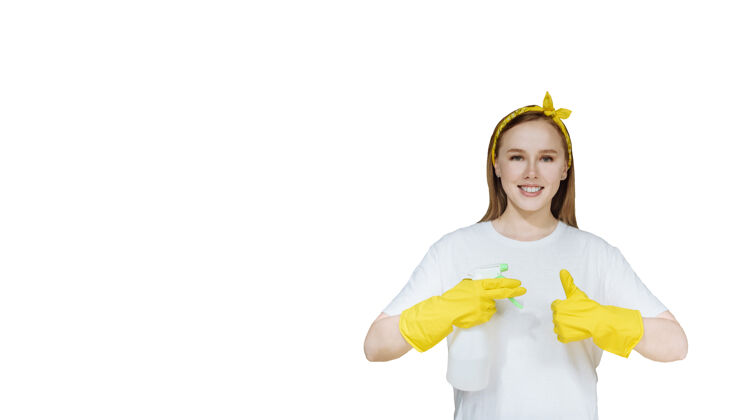 肖像戴着橡胶黄色清洁手套的快乐年轻女子表现出积极的情绪年轻人微笑橡皮