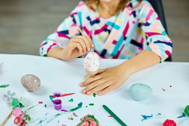食物认不出来的小女孩在家画画 用毛笔蛋画画孩子准备复活节 玩得开心 庆祝节日复活节快乐 diy画笔复活节彩蛋童年