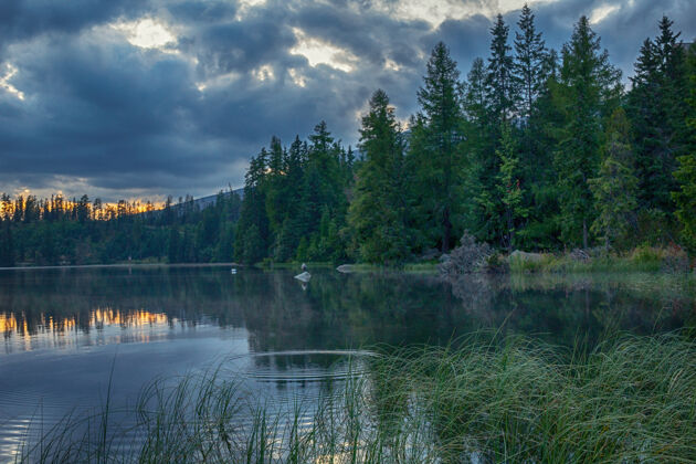 湖奇妙的shtrbskeplesohightatras斯洛伐克欧洲.湖黄昏时分高宁静水