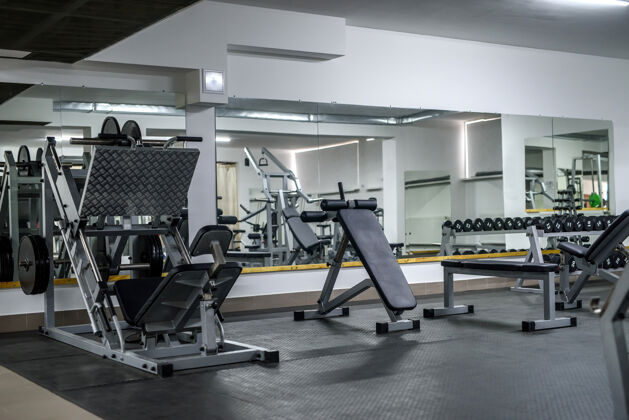 文具现代室内灯光健身房与不同的设备划船健身房物理