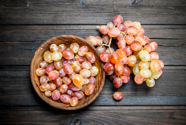 葡萄粉红色的葡萄在碗里多汁健康的一串
