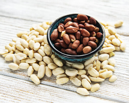 蛋白质在白木桌上的木碗里剥花生食物乡村豆类