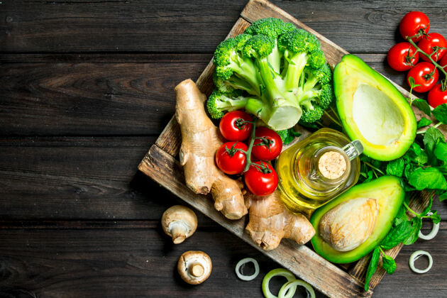 豆类有机食品.分类把熟透的蔬菜放在木桌上的木箱里石榴坚果农业