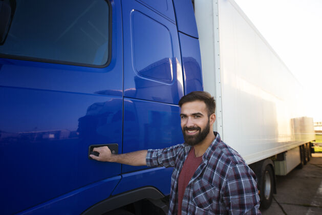 大有经验的卡车司机站在他的半卡车长车旁的画像出口专业男性
