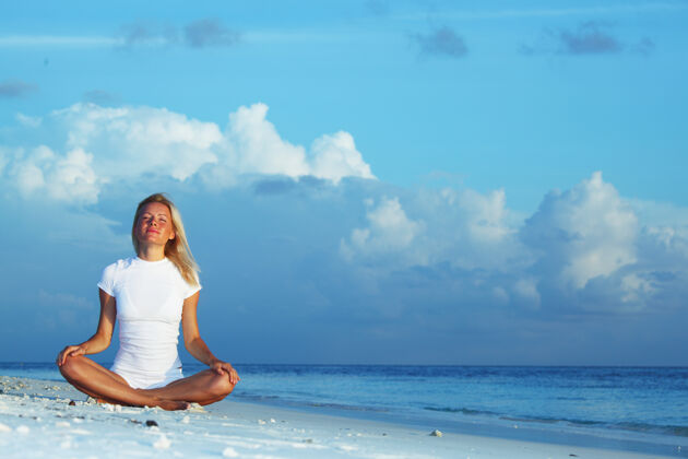 水疗海边的瑜伽女人成人年轻能量