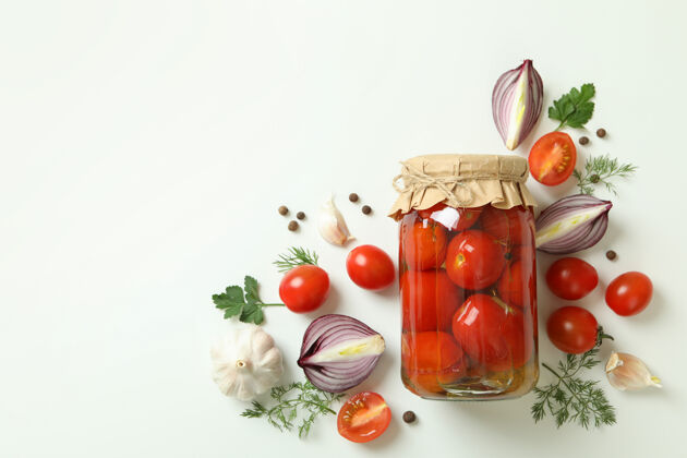 罐子罐装腌番茄和配料上白蔬菜保鲜红色