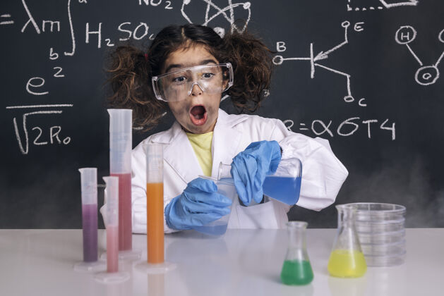 未来有趣的科学家女孩混合化学瓶实验研究惊喜