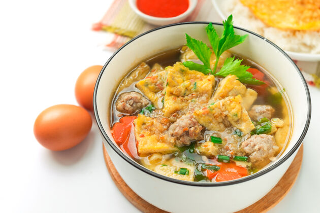 传统泰国菜-煎蛋卷汤配炒饭和辣椒酱猪肉菜肴膳食
