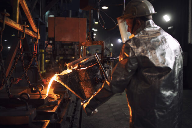 金属在铸造 工业钢生产和铸造中浇注热铁人金属加工员工