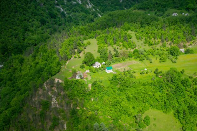 草地黑山山上有一个小村庄天空如画房子