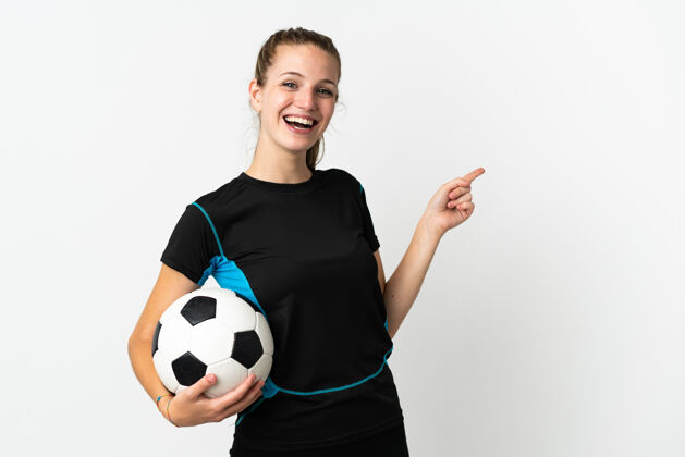 比赛一个年轻的足球运动员 一个被隔离在白色背景下的女人 手指着侧面 展示着一个产品产品表情笑