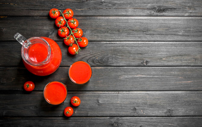 新鲜番茄汁放在罐子里 成熟的番茄放在木桌上的树枝上蔬菜刷新馅料