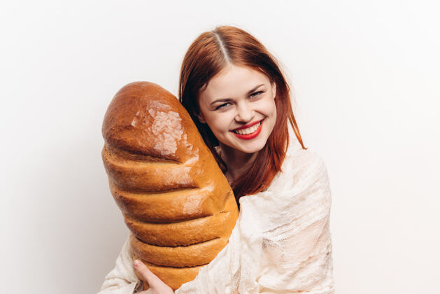 食物情绪化的女人用大苞面制品面包轻墙面包积极护理