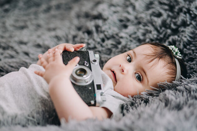 摄影可爱的特写镜头 可爱的抱着婴儿的单反复古胶卷相机微笑小看