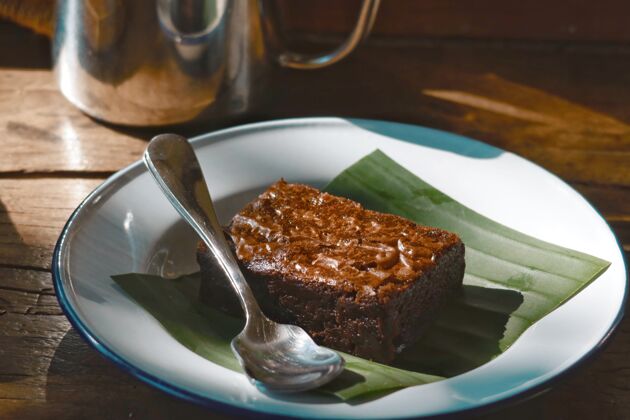 亚洲特写软巧克力布朗尼在白色的盘子传统烹饪晚餐