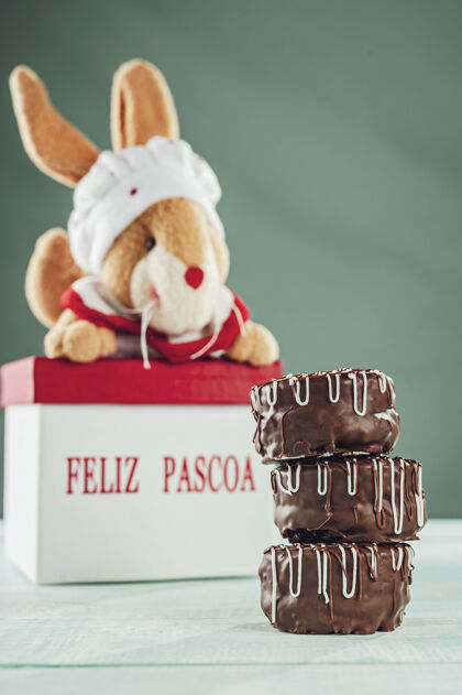 肉桂巴西自制蜂蜜饼干巧克力盖和一个盒子写着复活节快乐-保德梅尔糖果曲奇食物