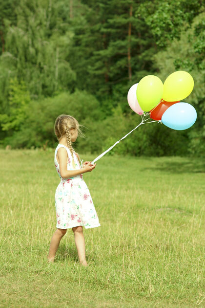 游戏一个快乐的小女孩和气球在大自然中自然草地农村