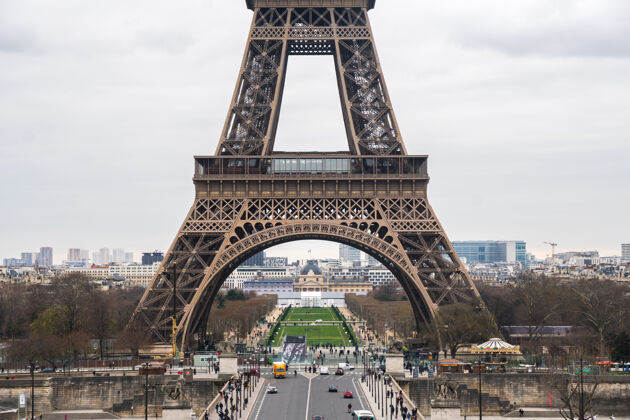 巴黎冬天在法国巴黎埃菲尔铁塔欣赏风景纪念碑透视老