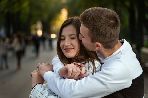 女性《恋爱中的幸福夫妻》剧照帕克盖伊拥抱他心爱的人的肩膀和亲吻关系约会女孩