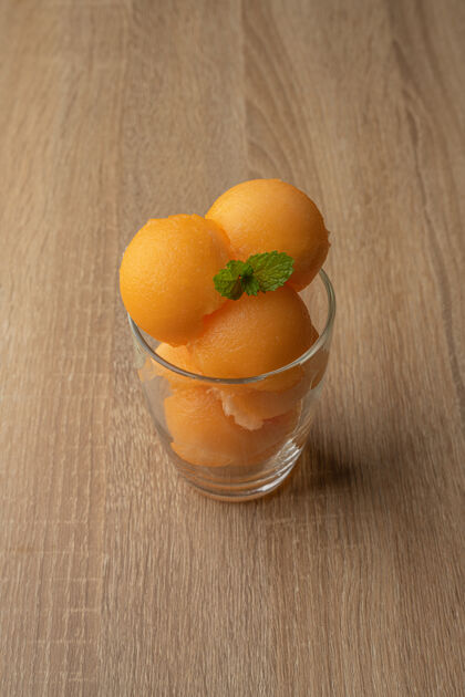 哈密瓜黄瓜瓜被舀成一个圆球 像冰激凌一样放进透明的玻璃杯里甜甜瓜饮食