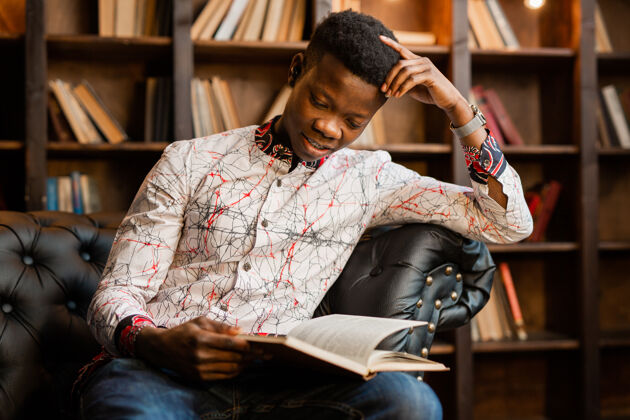 学生英俊的非洲小伙子在看书学习大学文学