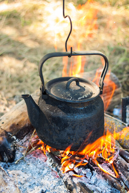 沸腾营地上方的熏旅游水壶防火工艺在大自然中烹饪热森林建筑