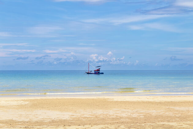 旅游渔船在海边靠近沙滩泰国海岸 张柯风景船明亮