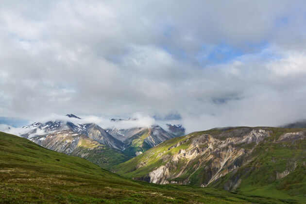 攀岩美国阿拉斯加风景如画的山脉夏天下雪覆盖着山丘 冰川和岩石山峰环境山徒步旅行