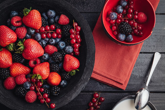 营养健康的早餐吃新鲜的生浆果和水果健康饮食水果
