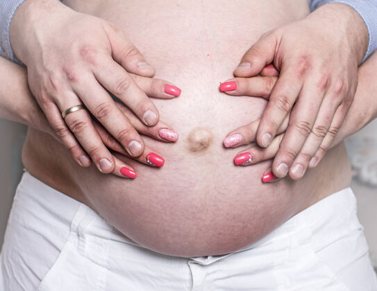 丈夫一张裸体怀孕肚子的特写照片腹部男人家庭