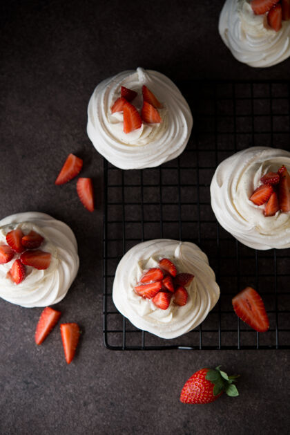 个人安娜巴甫洛娃蛋糕奶油和新鲜草莓 顶视图澳大利亚一个蛋白甜点草莓