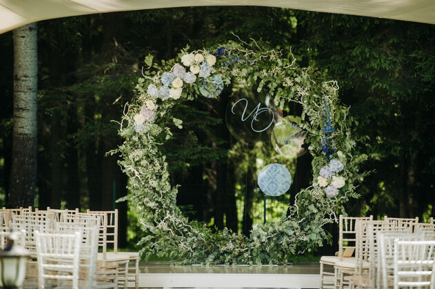 婚礼绿色街道上的婚礼草坪装饰用鲜花装饰拱门以庆祝仪式仪式装饰户外