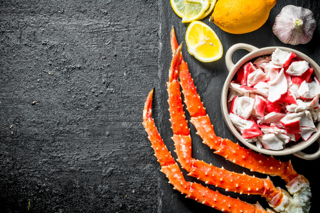 海蟹肉和新鲜螃蟹放在石板上 上面放柠檬和大蒜配料美味蛋白质