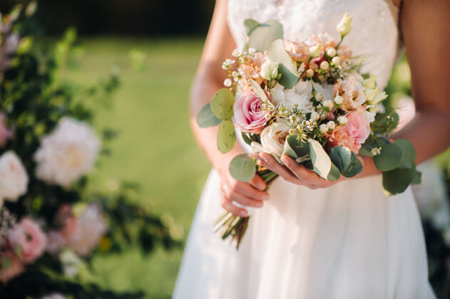 浪漫婚礼花束与牡丹在新娘的手中下早上好新娘的名字叶子浪漫花