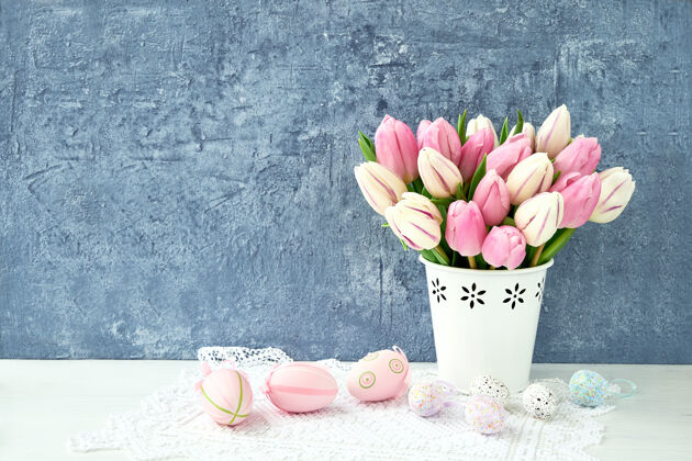 开花装饰性的复活节彩蛋和粉红色的郁金香花瓶.复制空间花瓶鸡蛋花盆
