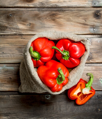 蔬菜在袋子里放新鲜的红甜椒和半个熟胡椒物体碎片颜色