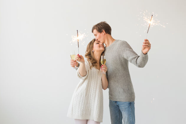 火花新年 节日 日期和情人节的概念-爱的夫妇举行火花灯和光明庆祝男人节日