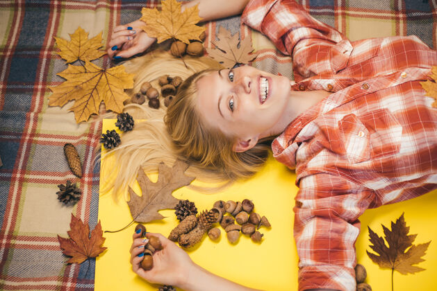秋叶秋天的女孩穿着金色叶子的季节性衣服在秋高气爽的日子里穿秋装的女孩秋天开心秋天的心情