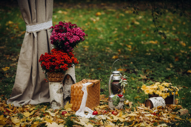 仪式秋天的婚礼在绿色的街道上举行草坪装饰鲜花拱形的仪式婚礼装饰婚礼装置